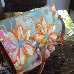 Lodis clutch with flowers